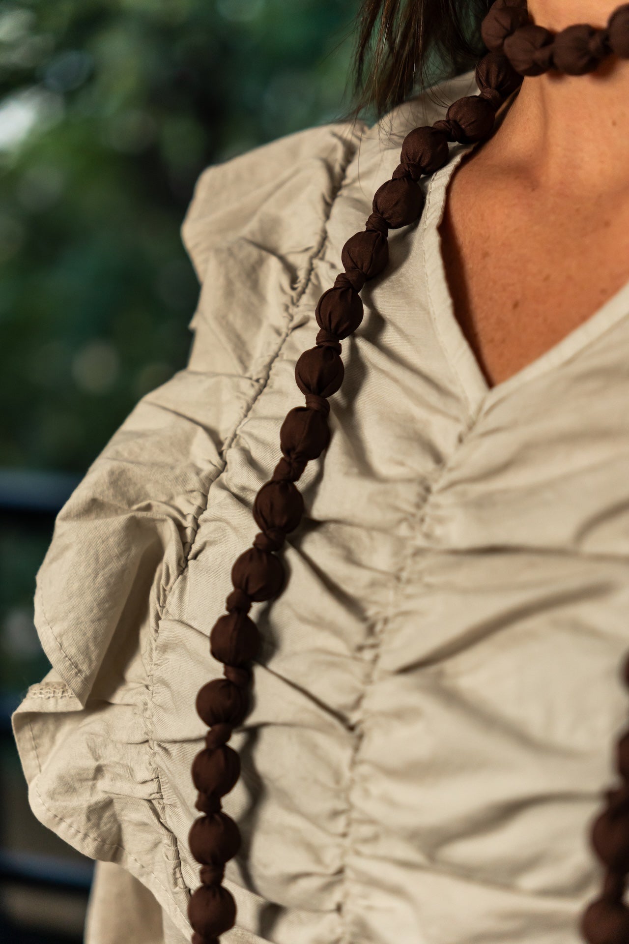 Collar Largo Bolas Tela Marrón